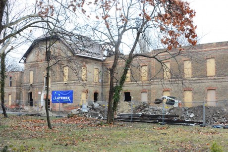 Lerakták a Corvinus új, székesfehérvári épületének az alapkövét